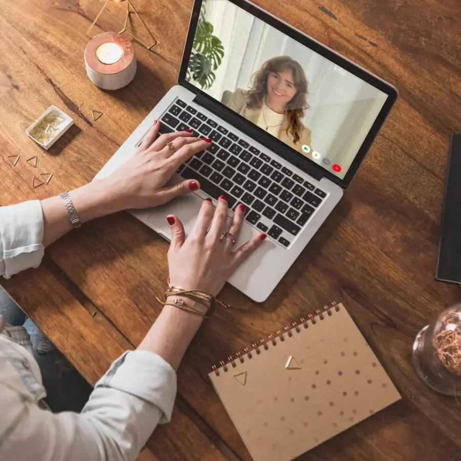 Eine Klientin im Videogespräch mit Milena am Laptop